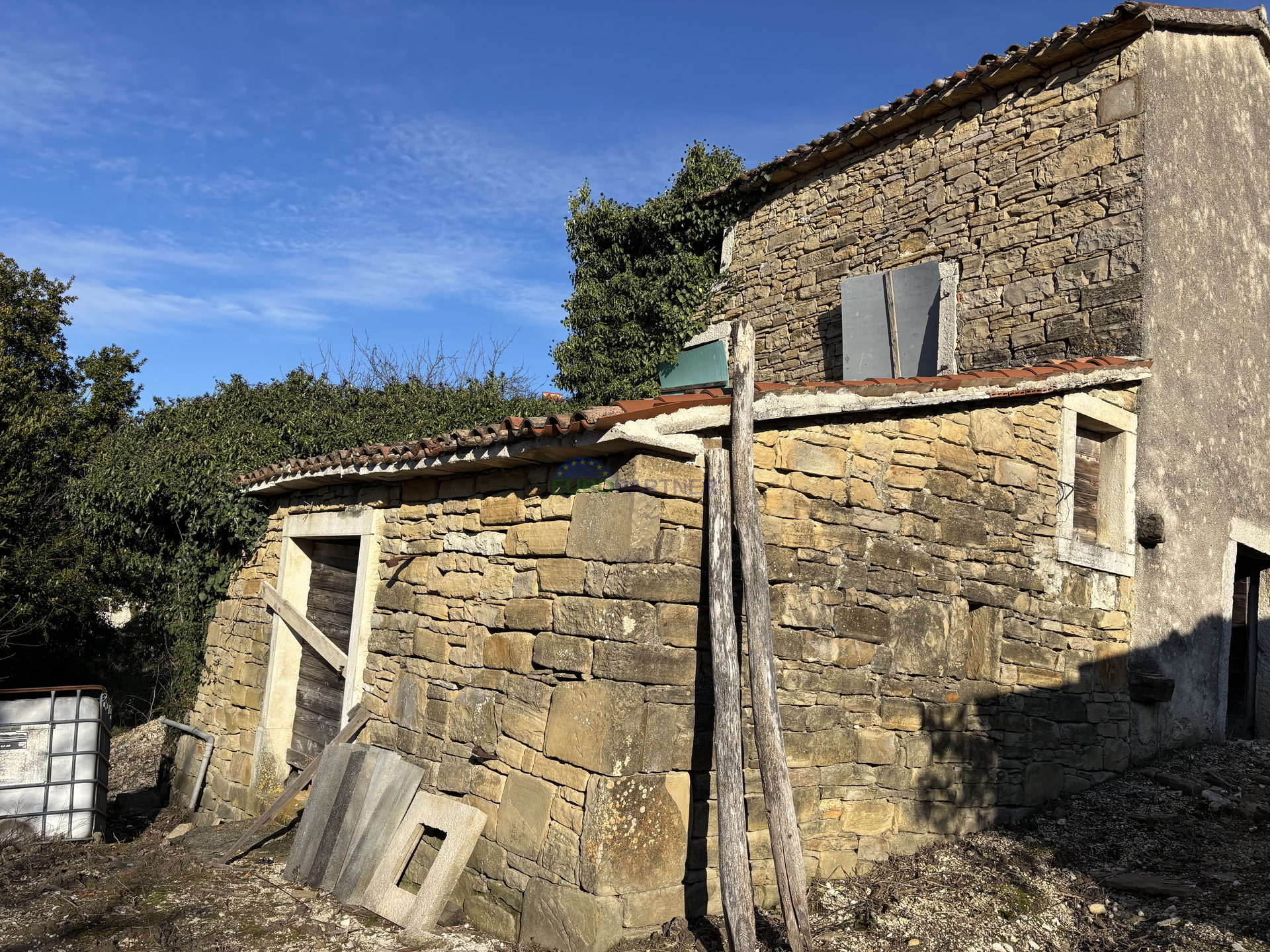 Istra&comma; Motovun&comma; ku&cacute;a za adaptaciju u okolici Motovuna