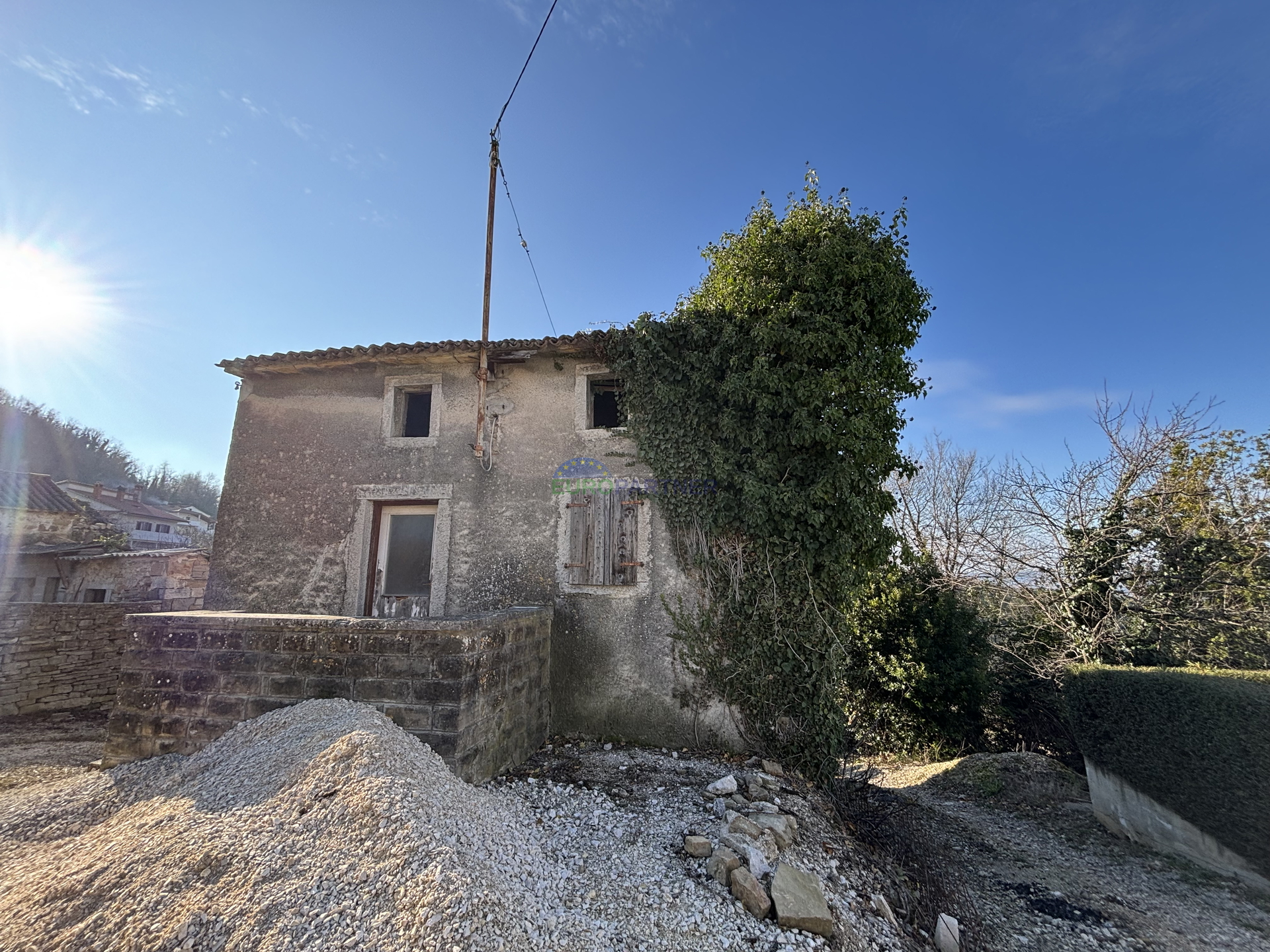 Istra&comma; Motovun&comma; ku&cacute;a za adaptaciju u okolici Motovuna