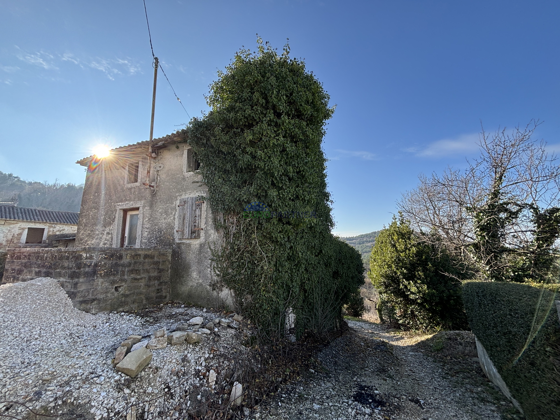 Istra&comma; Motovun&comma; ku&cacute;a za adaptaciju u okolici Motovuna