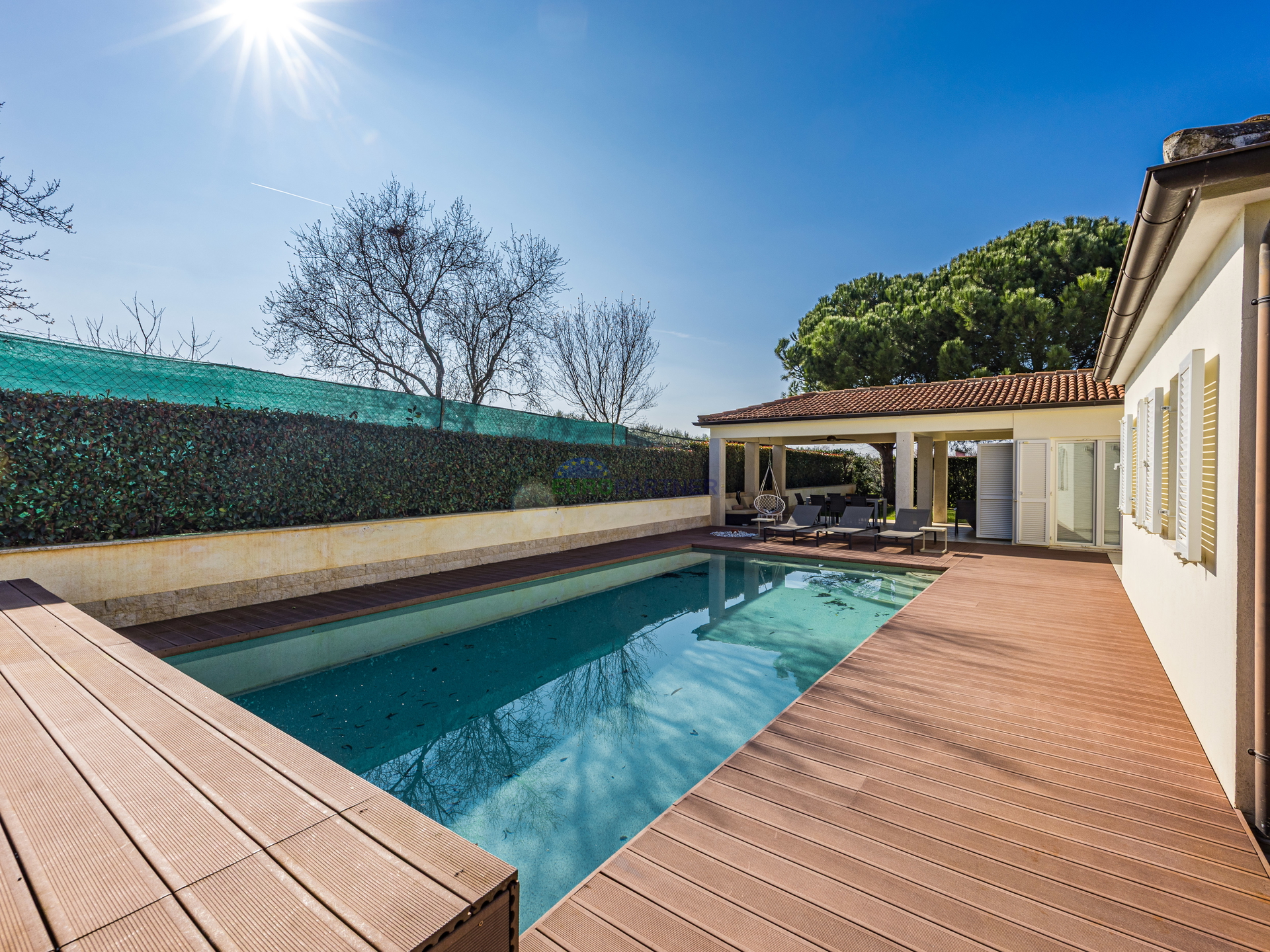 Pore&ccaron;&comma; mediteranska vila s bazenom&excl;