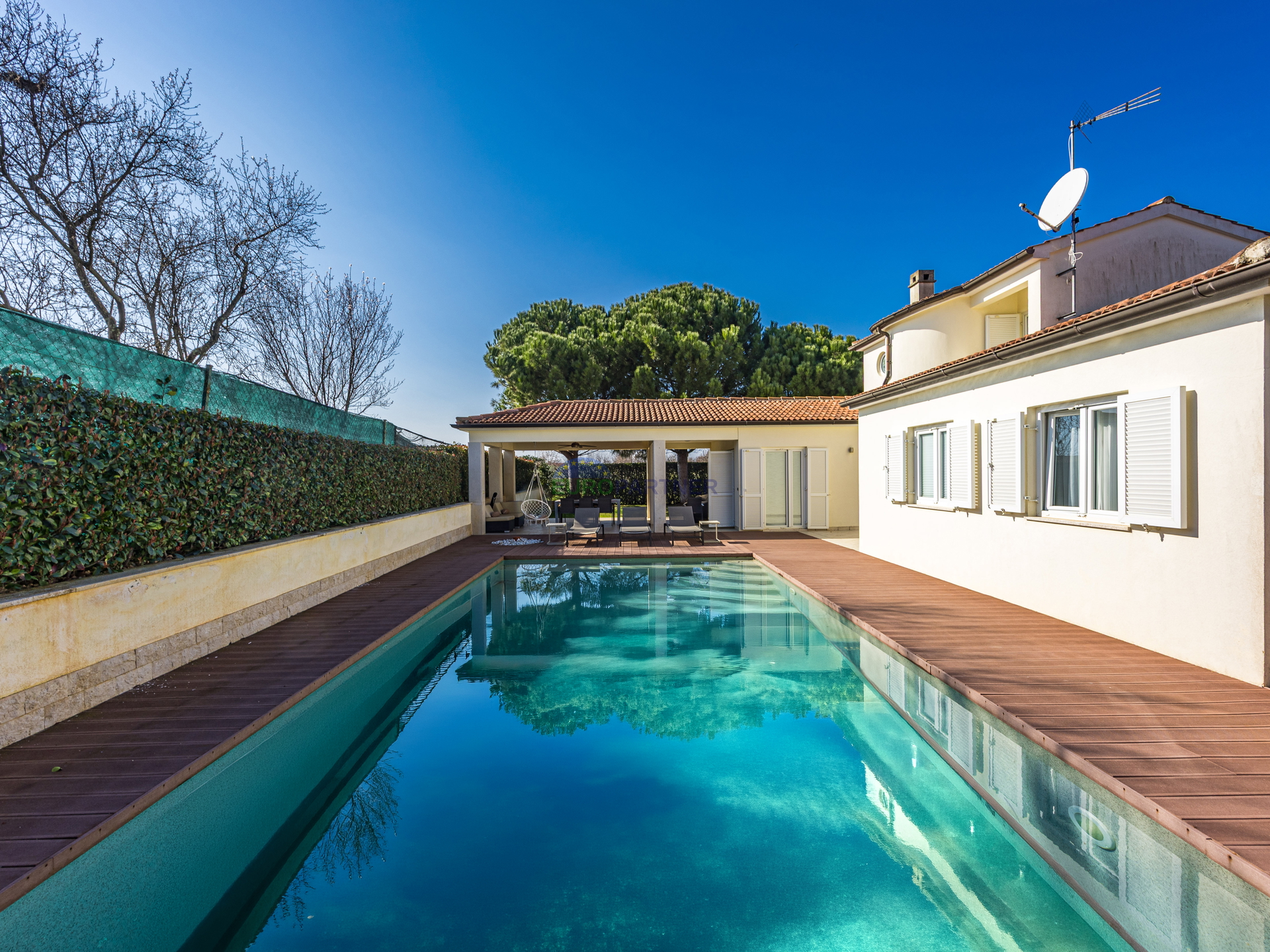 Pore&ccaron;&comma; mediteranska vila s bazenom&excl;