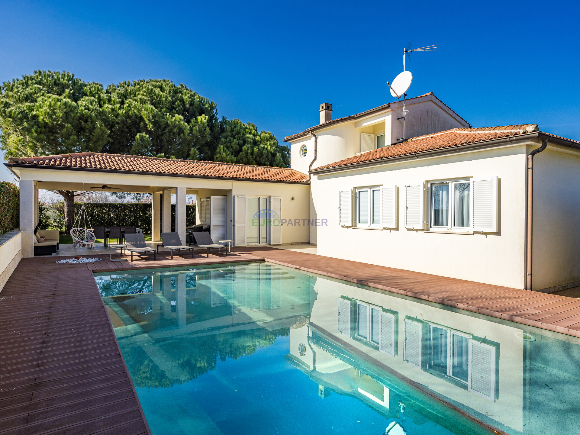 Pore&ccaron;&comma; mediteranska vila s bazenom&excl;