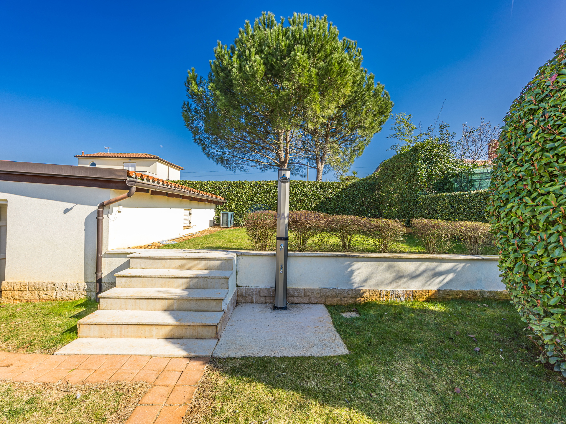 Pore&ccaron;&comma; mediteranska vila s bazenom&excl;