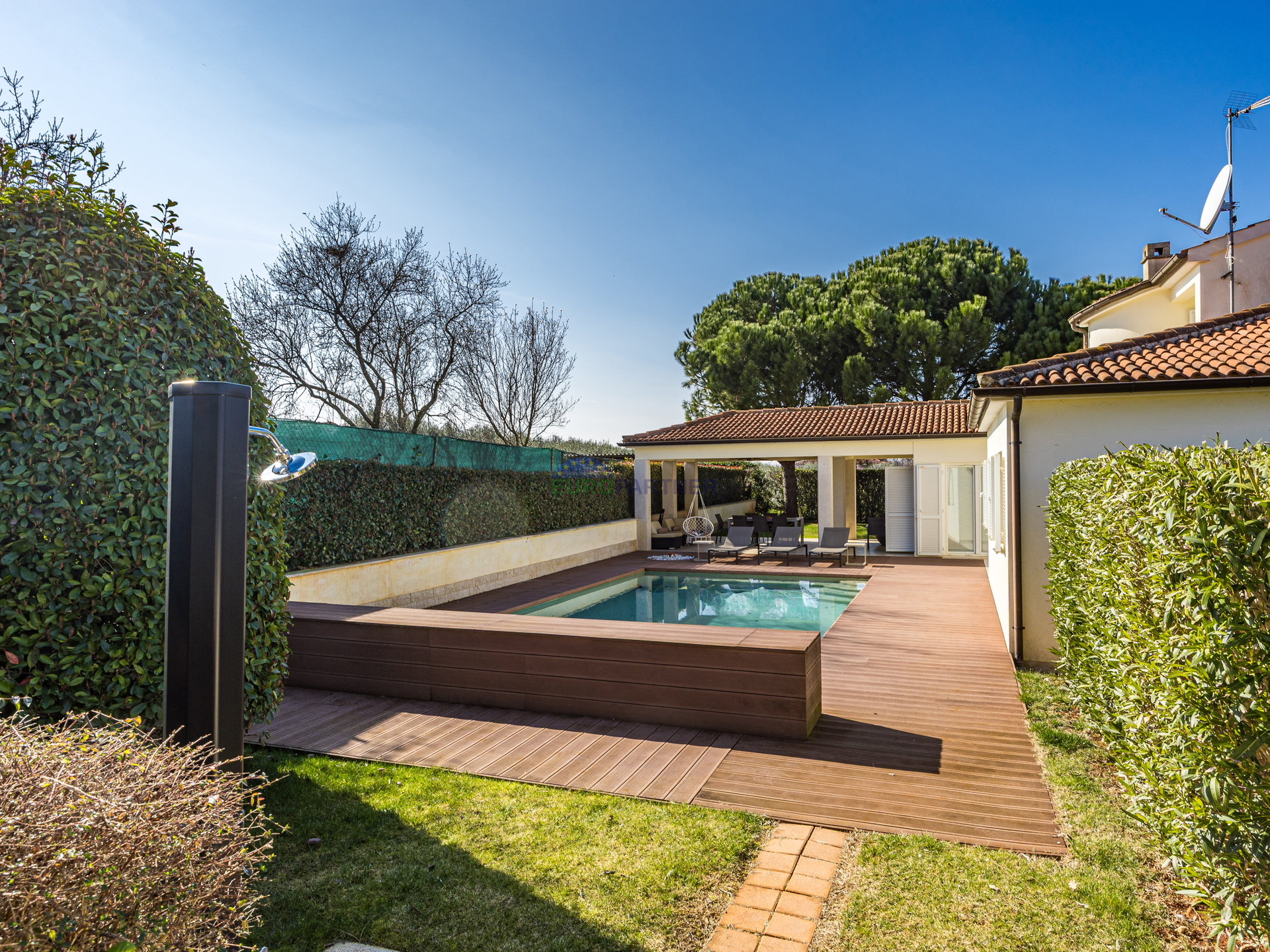 Pore&ccaron;&comma; mediteranska vila s bazenom&excl;