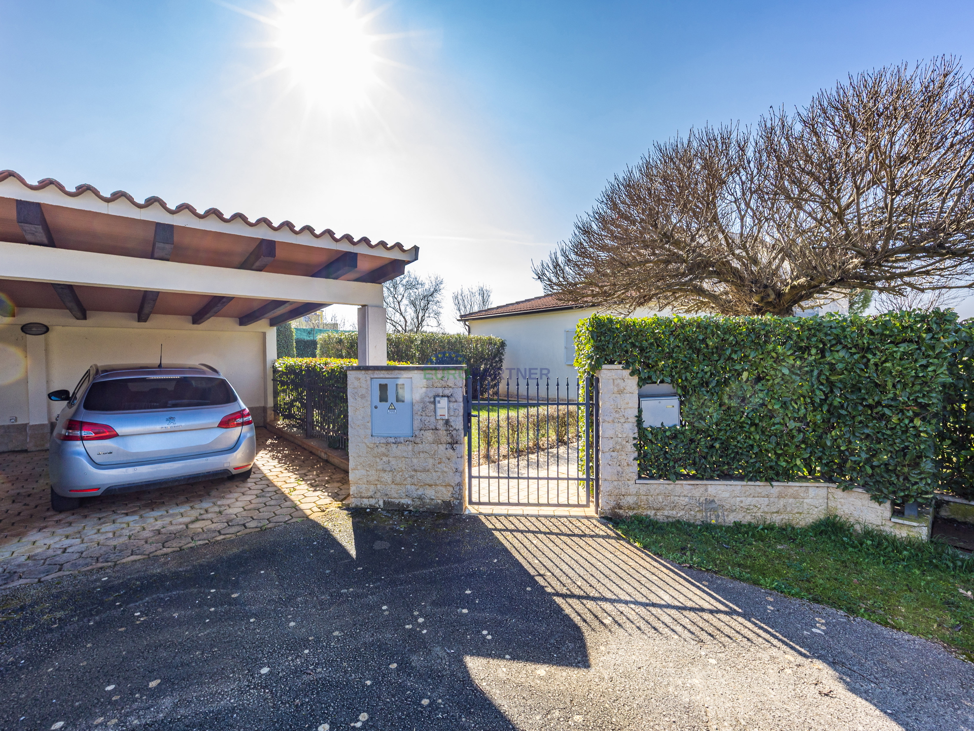 Pore&ccaron;&comma; mediteranska vila s bazenom&excl;