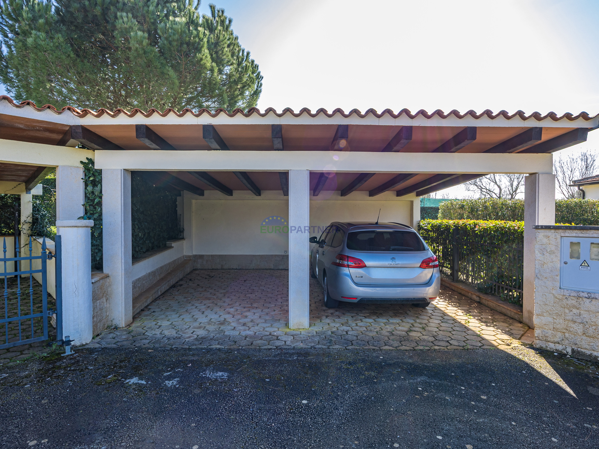 Pore&ccaron;&comma; mediteranska vila s bazenom&excl;