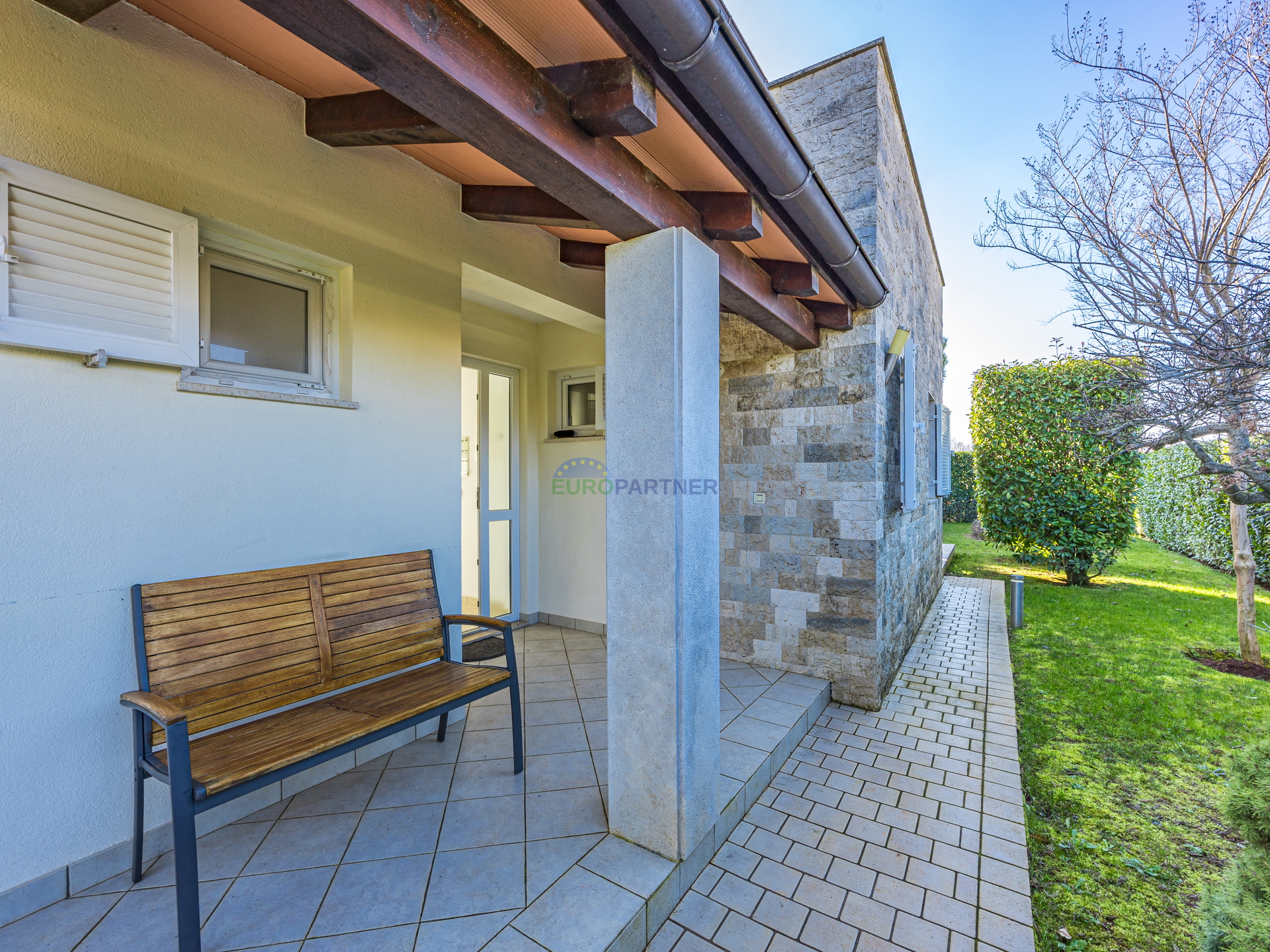 Pore&ccaron;&comma; mediteranska vila s bazenom&excl;