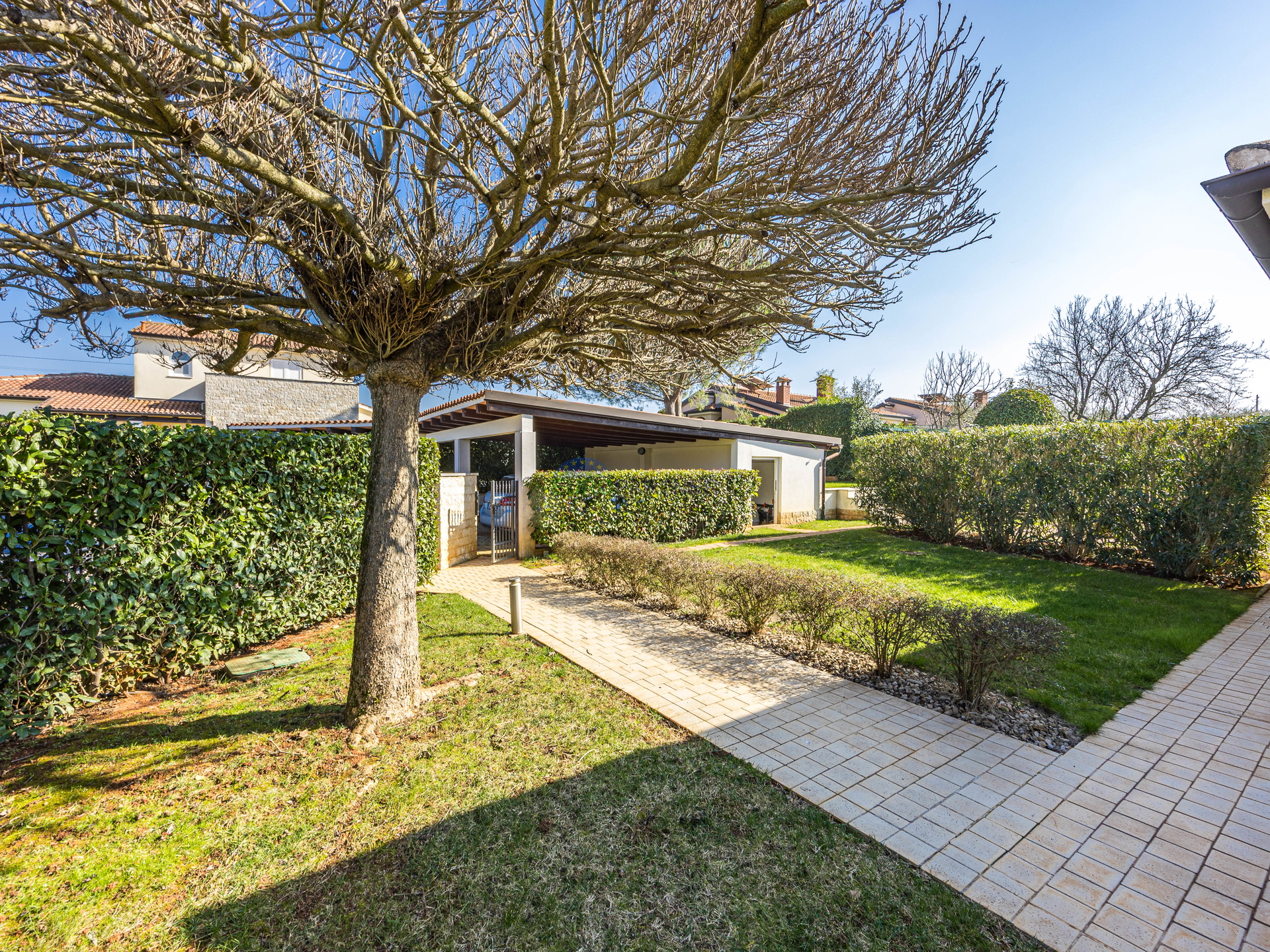 Pore&ccaron;&comma; mediteranska vila s bazenom&excl;