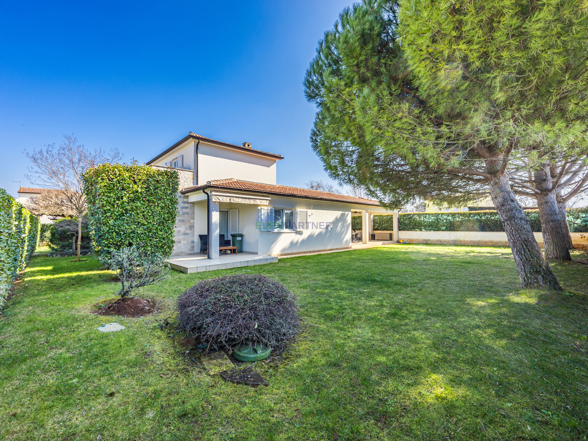 Pore&ccaron;&comma; mediteranska vila s bazenom&excl;