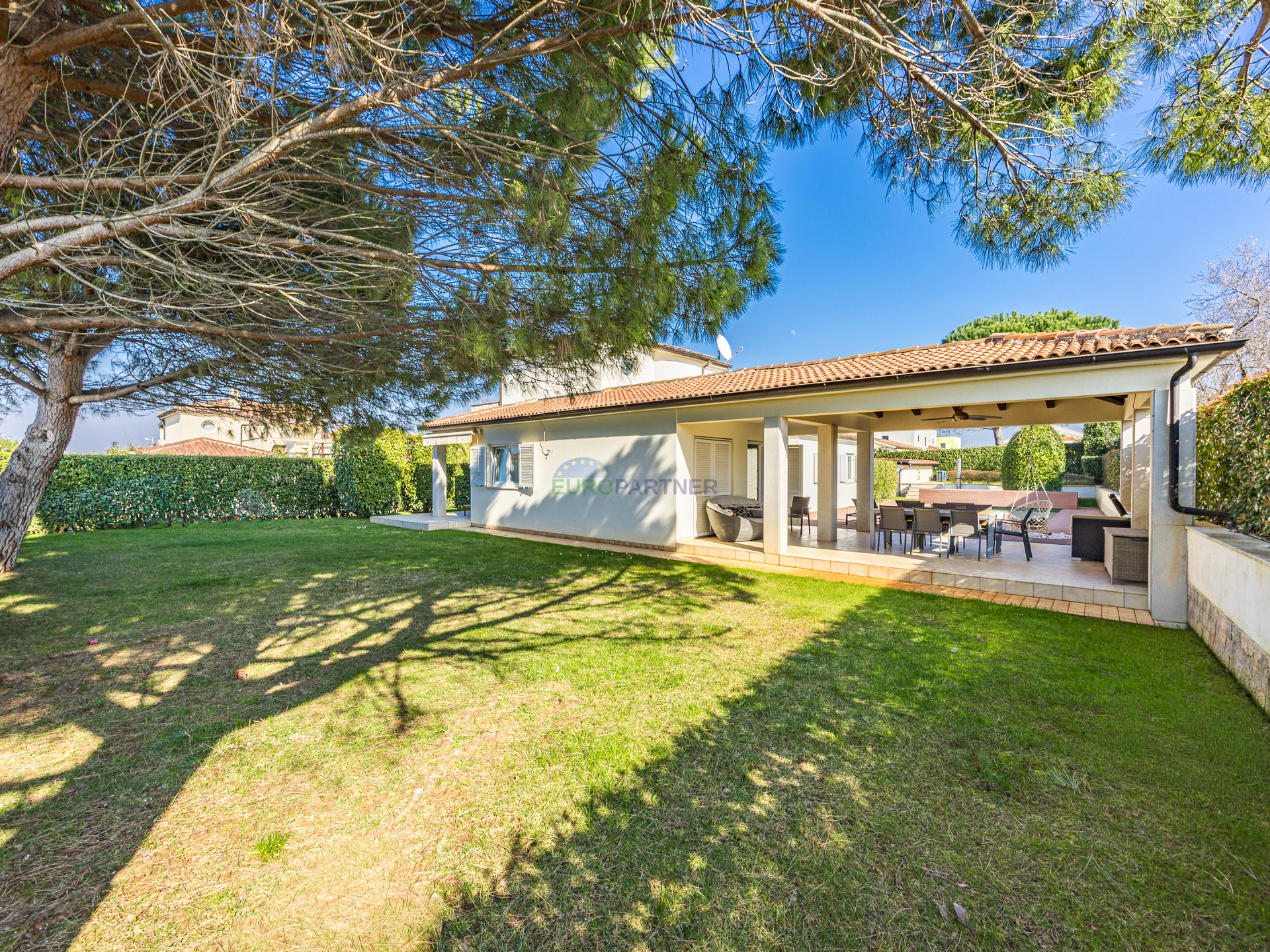 Pore&ccaron;&comma; mediteranska vila s bazenom&excl;