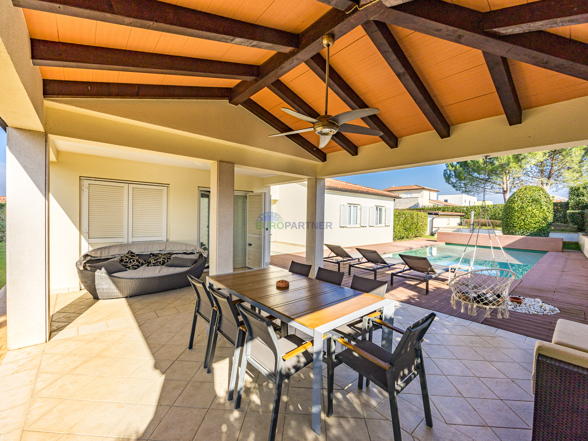 Pore&ccaron;&comma; mediteranska vila s bazenom&excl;