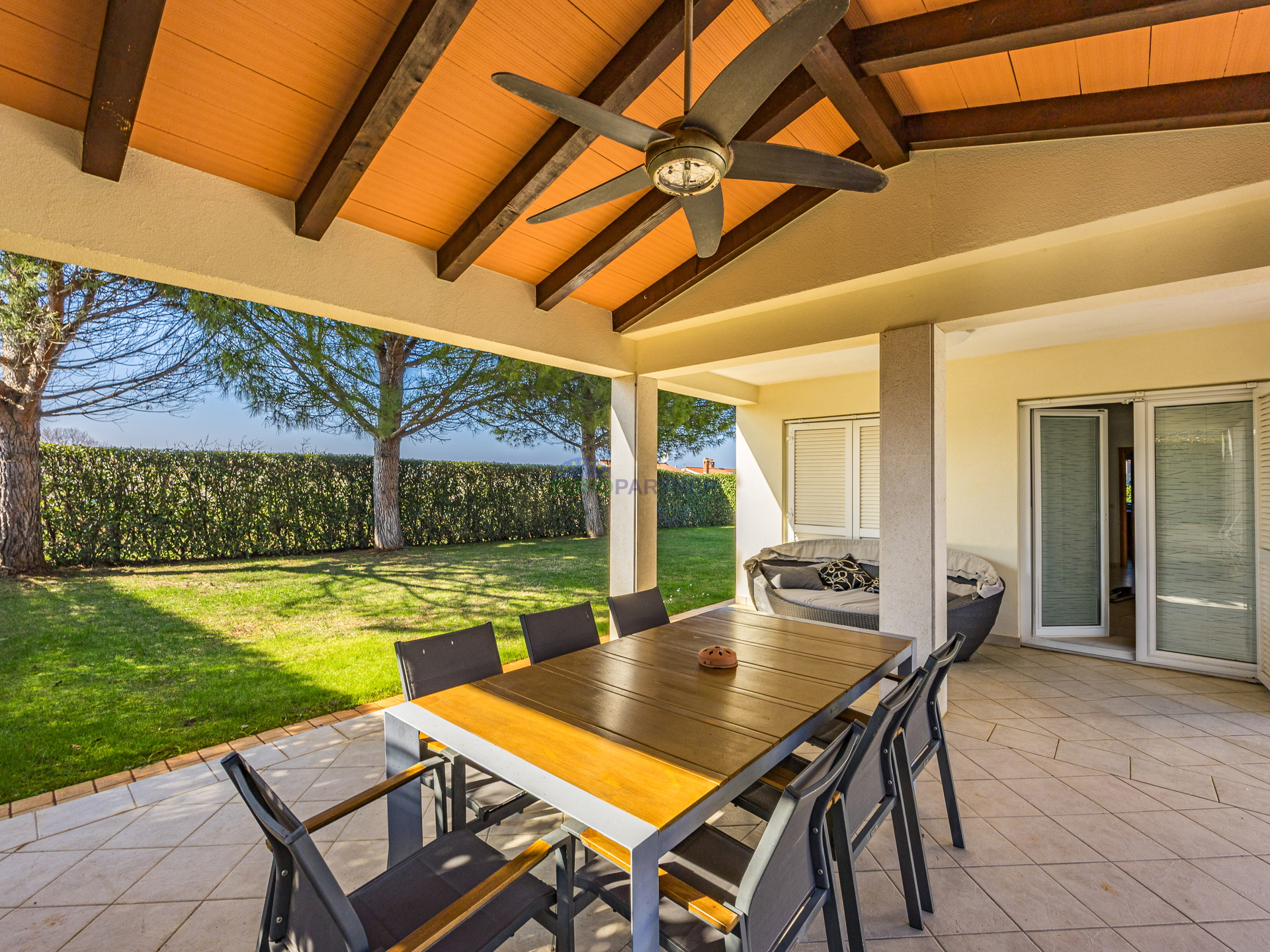 Pore&ccaron;&comma; mediteranska vila s bazenom&excl;