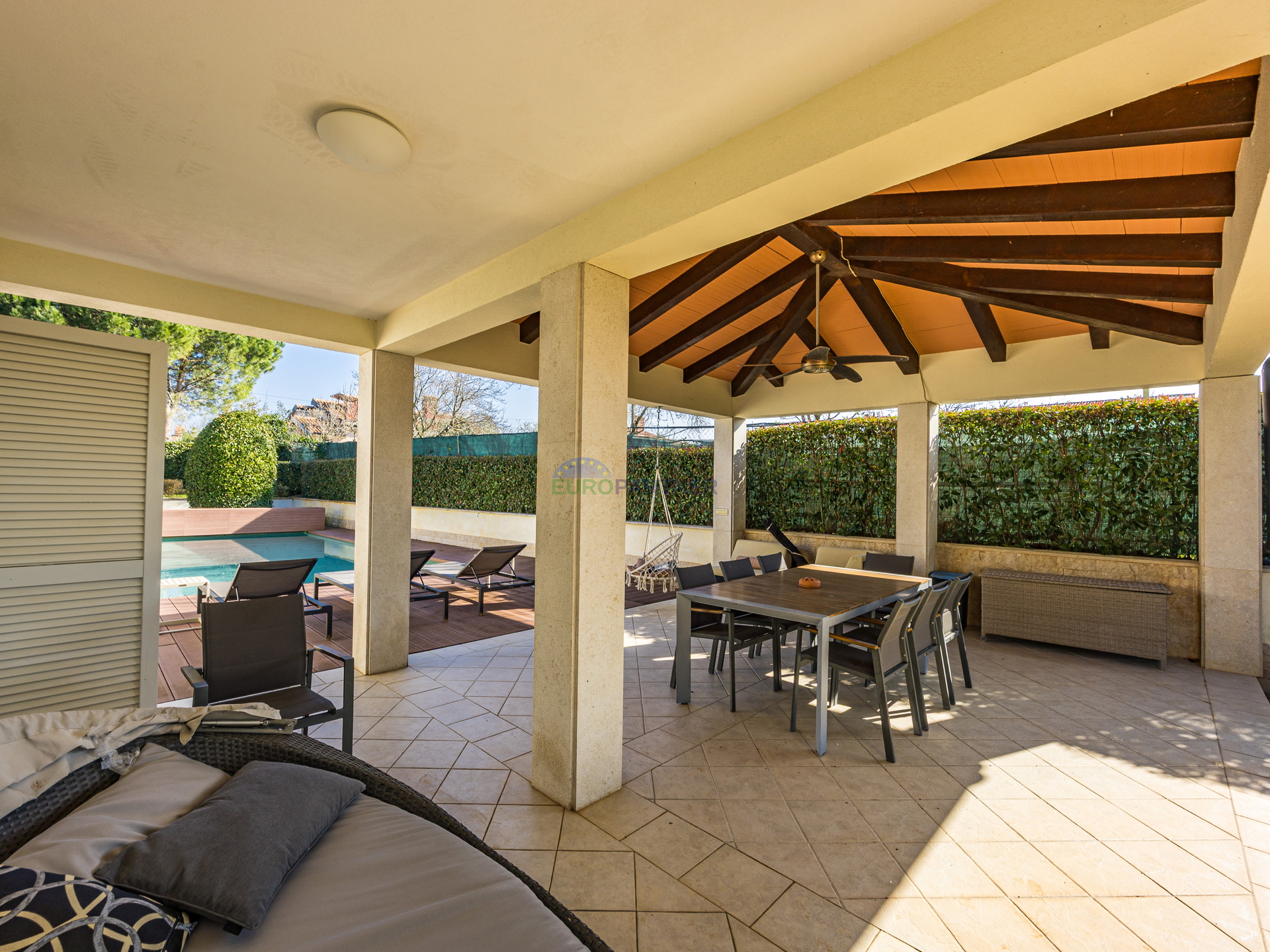 Pore&ccaron;&comma; mediteranska vila s bazenom&excl;