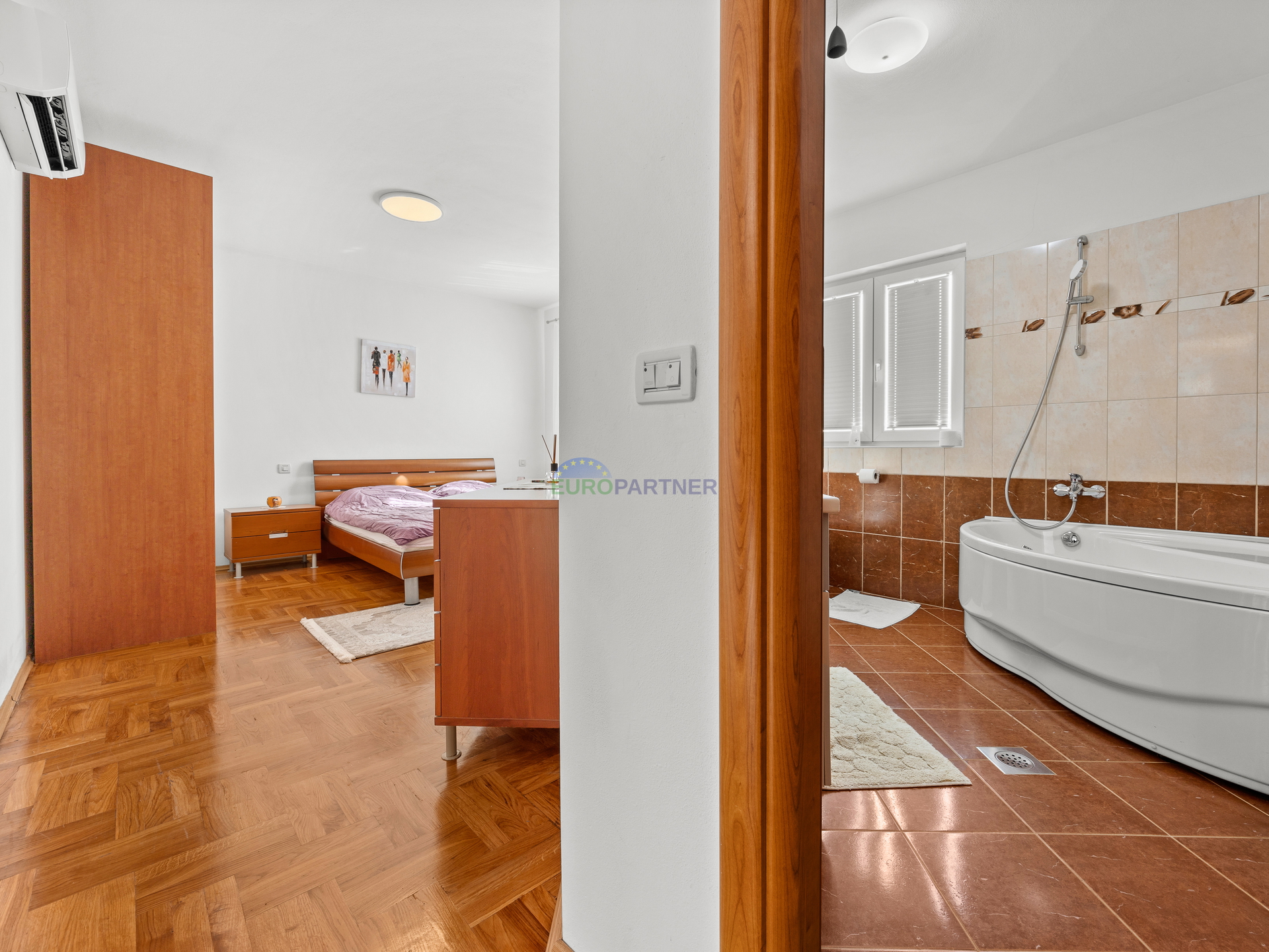 Pore&ccaron;&comma; mediteranska vila s bazenom&excl;