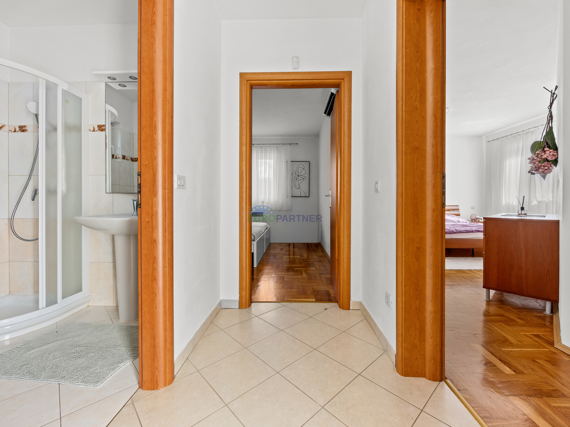 Pore&ccaron;&comma; mediteranska vila s bazenom&excl;