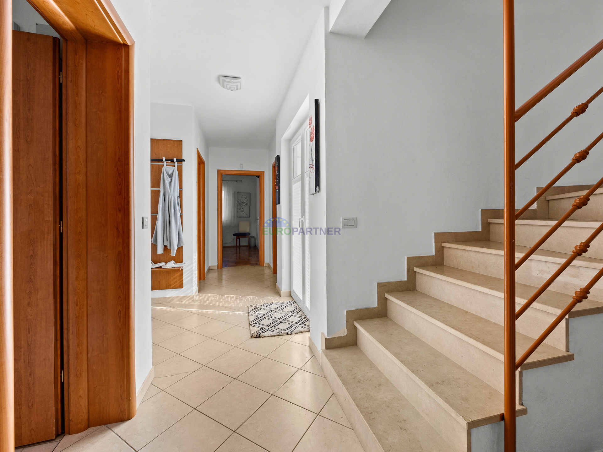 Pore&ccaron;&comma; mediteranska vila s bazenom&excl;