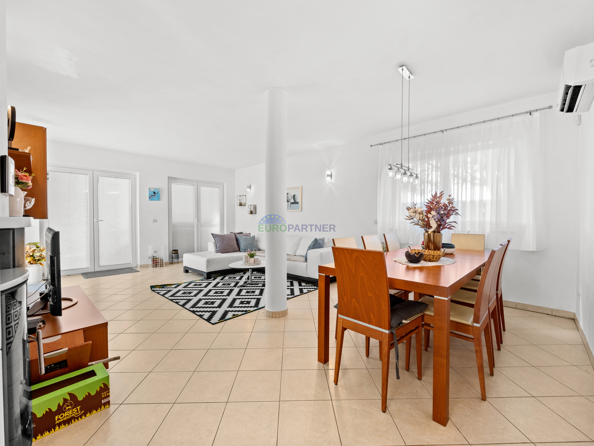 Pore&ccaron;&comma; mediteranska vila s bazenom&excl;