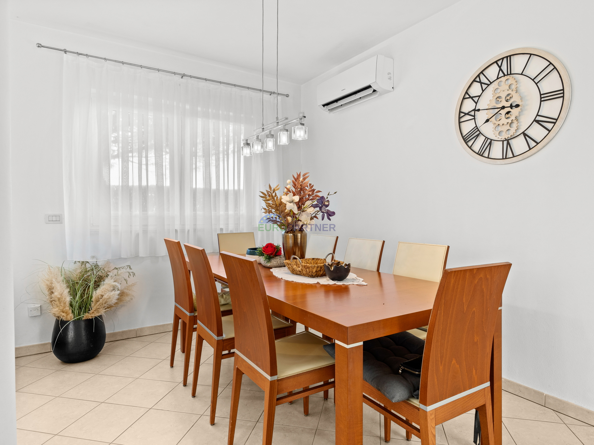 Pore&ccaron;&comma; mediteranska vila s bazenom&excl;