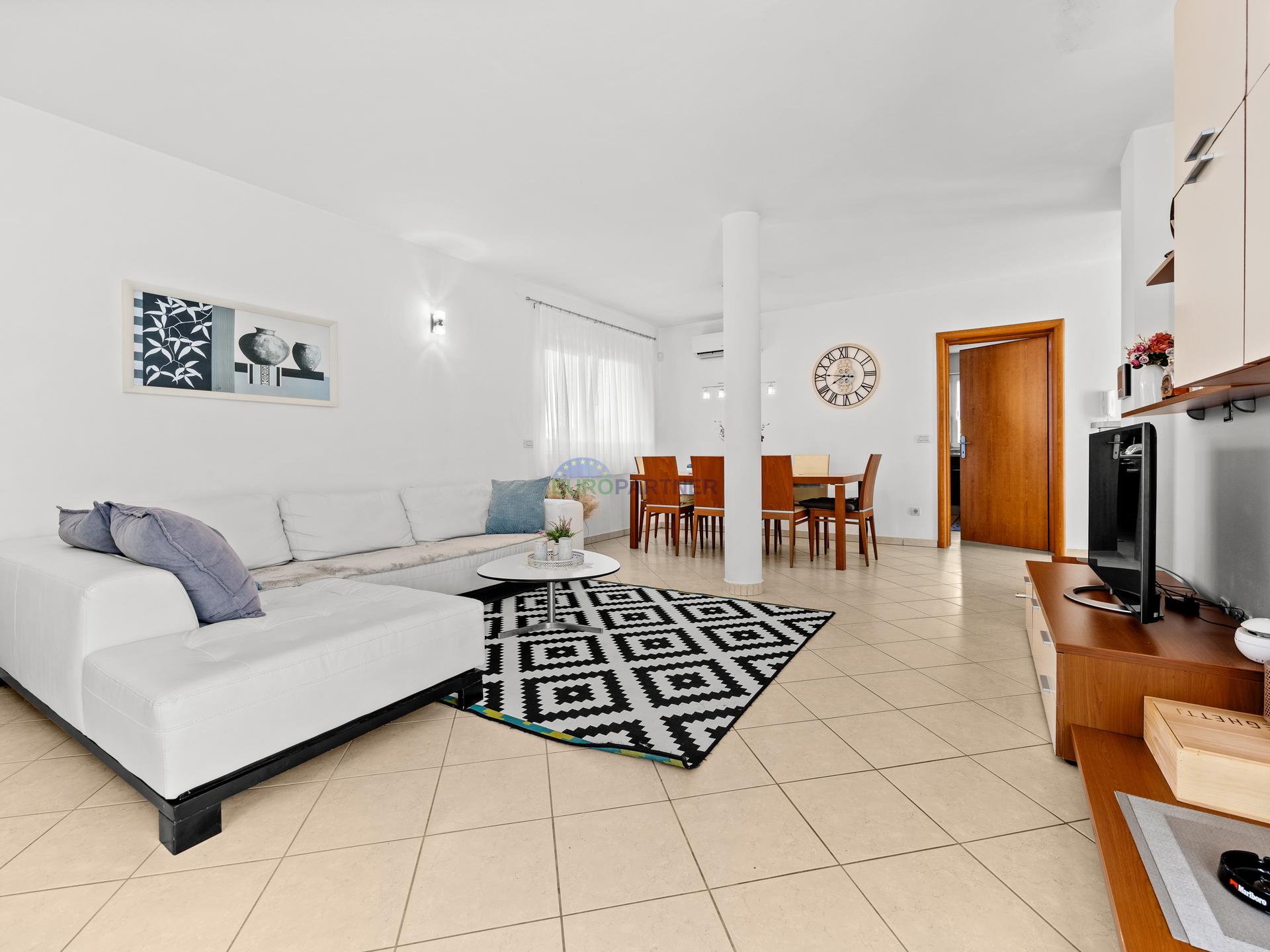 Pore&ccaron;&comma; mediteranska vila s bazenom&excl;