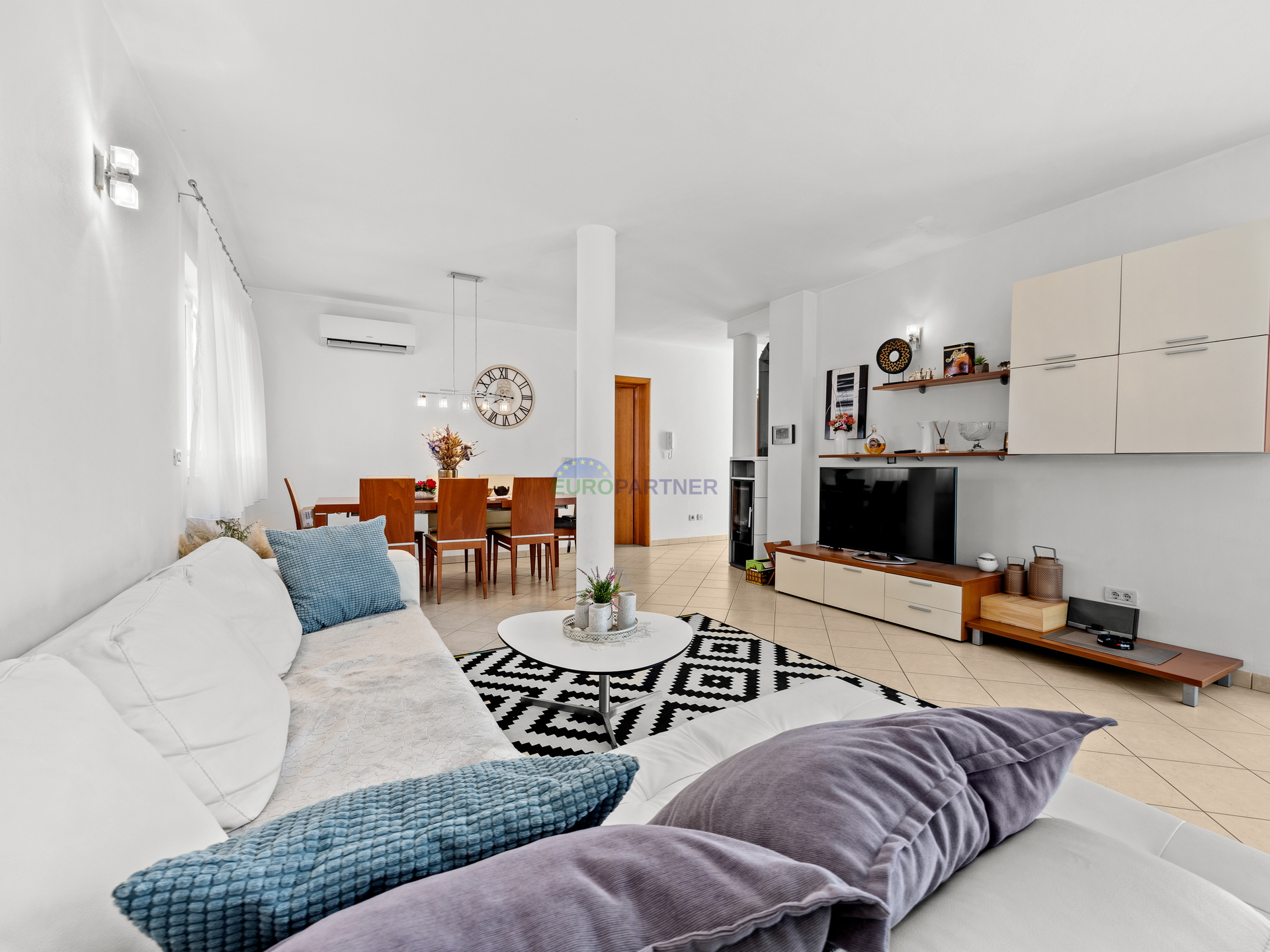 Pore&ccaron;&comma; mediteranska vila s bazenom&excl;