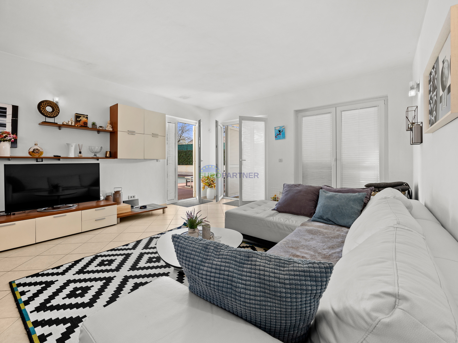 Pore&ccaron;&comma; mediteranska vila s bazenom&excl;