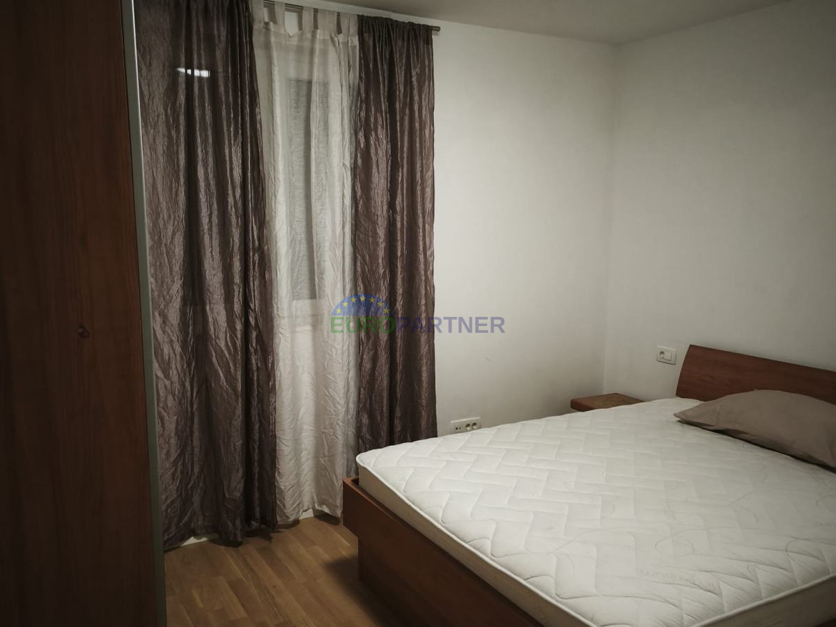 Lijepo ure&dstrok;en dvosobni stan s parkingom za najam