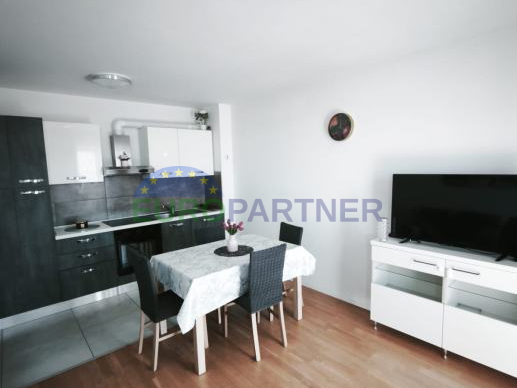 Lijepo ure&dstrok;en dvosobni stan s parkingom za najam