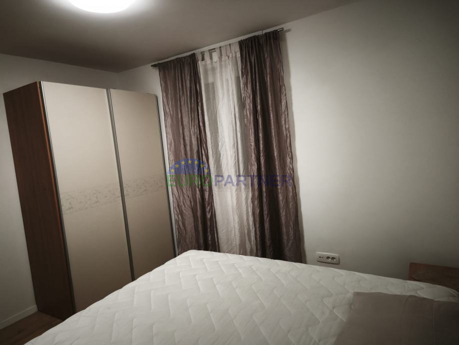 Lijepo ure&dstrok;en dvosobni stan s parkingom za najam