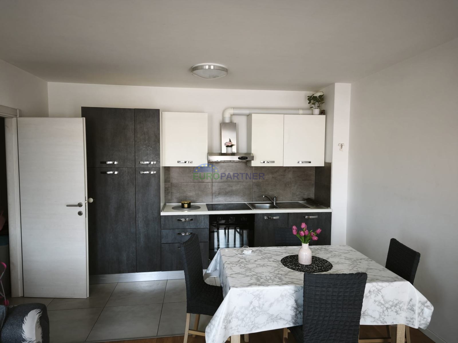 Lijepo ure&dstrok;en dvosobni stan s parkingom za najam