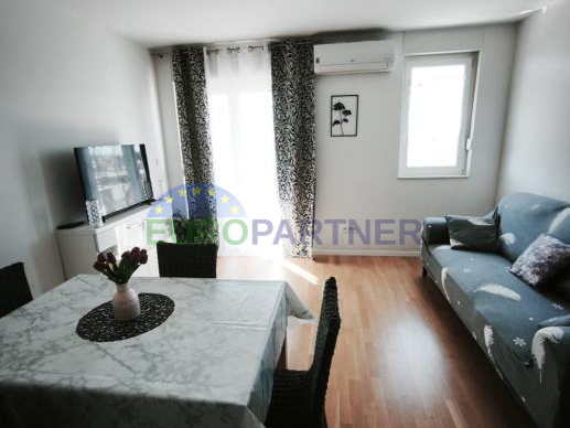 Lijepo ure&dstrok;en dvosobni stan s parkingom za najam