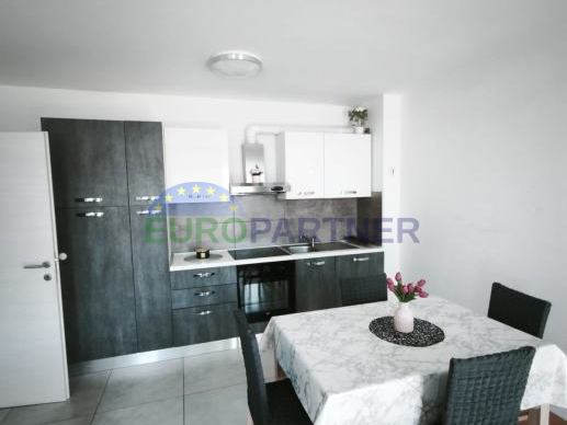 Lijepo ure&dstrok;en dvosobni stan s parkingom za najam