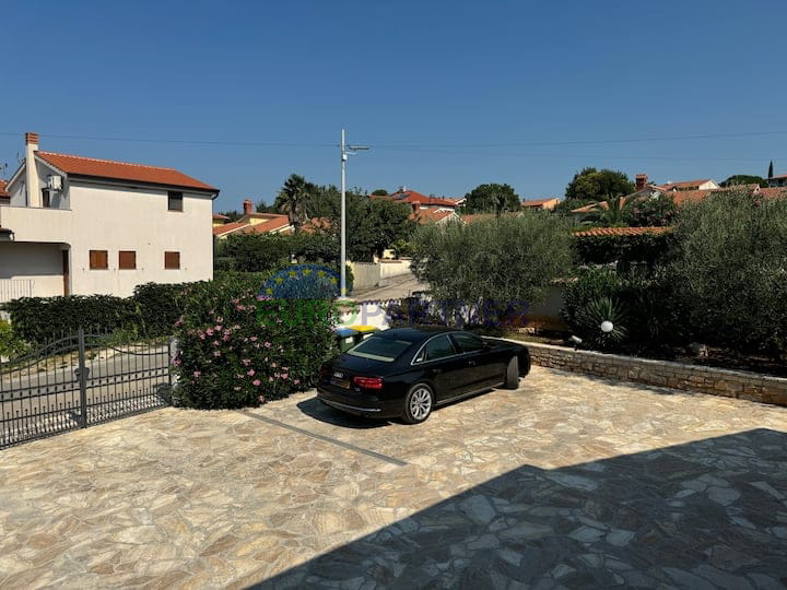 Freistehendes Haus mit Einliegerwohnung und Meerblick, Poreč, Istrien
