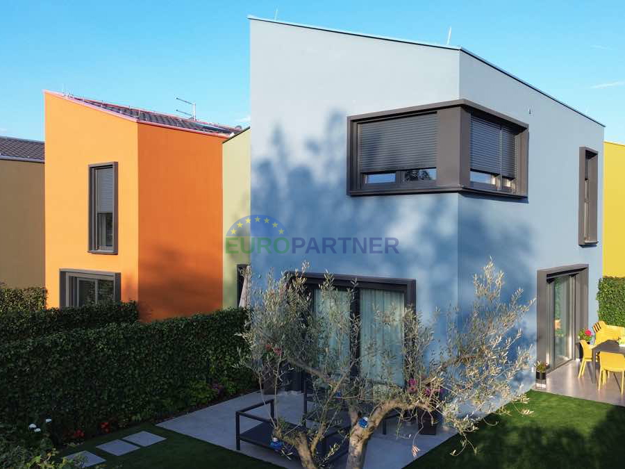 Istrien, Poreč, ein wunderschönes Haus in letzter Reihe in der Nähe des Meeres und der Stadt