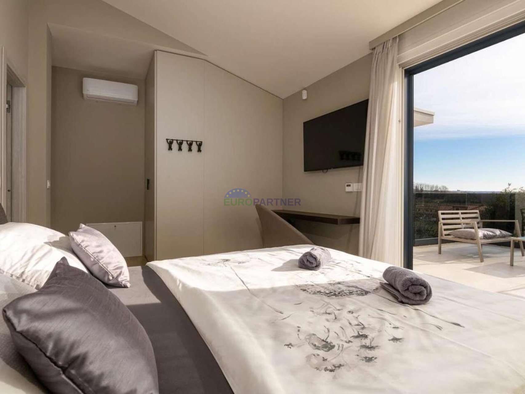 Villa with a pool, sauna, and jacuzzi, 8 km from Poreč