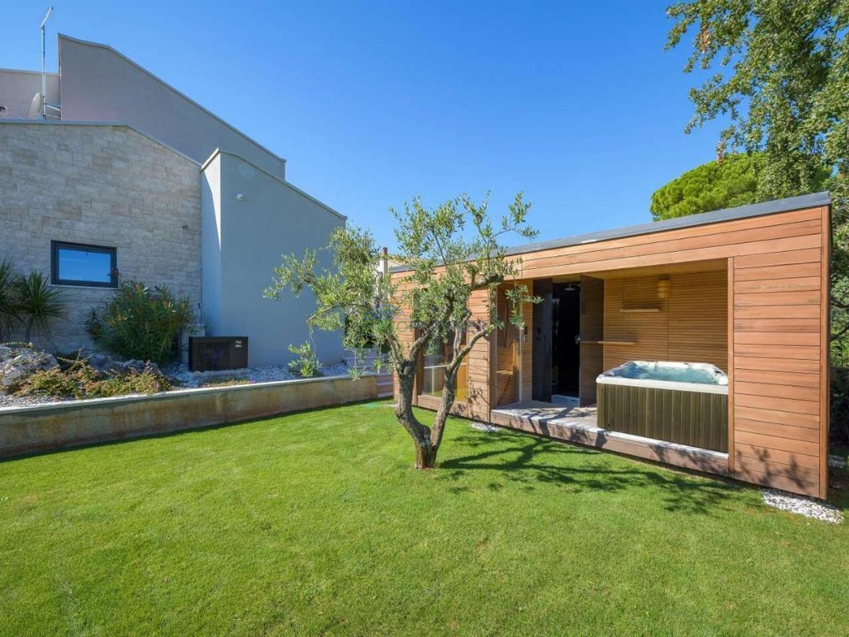 Villa with a pool, sauna, and jacuzzi, 8 km from Poreč