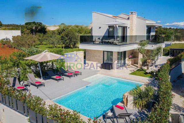 Villa with a pool, sauna, and jacuzzi, 8 km from Poreč