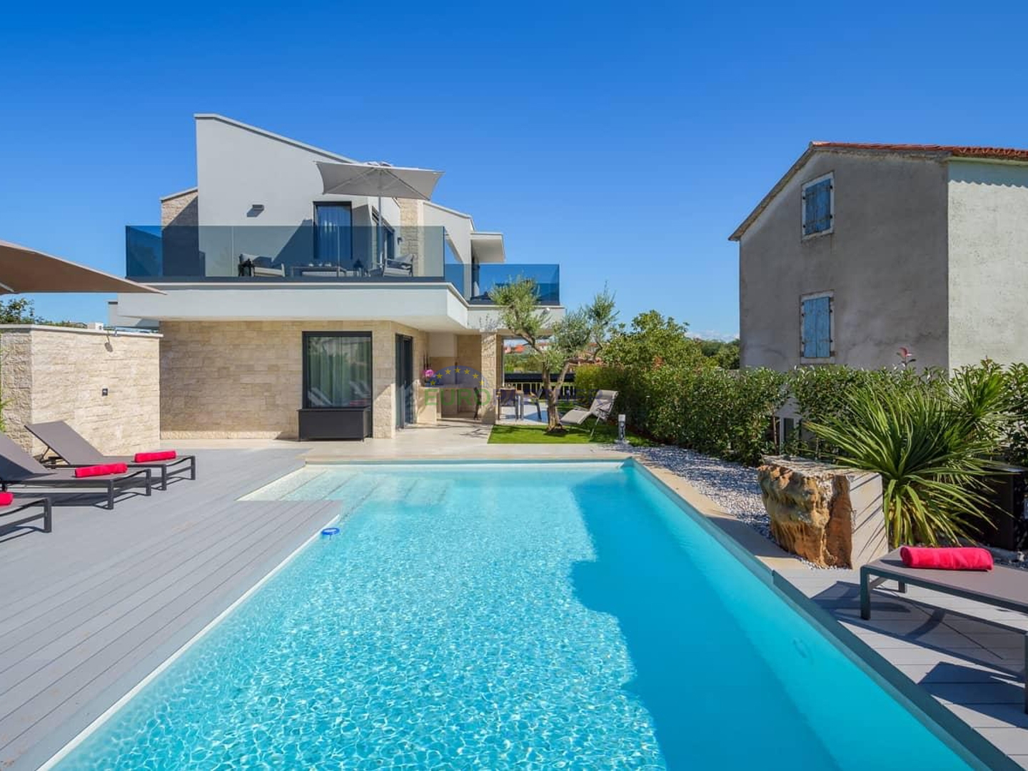 Villa with a pool, sauna, and jacuzzi, 8 km from Poreč