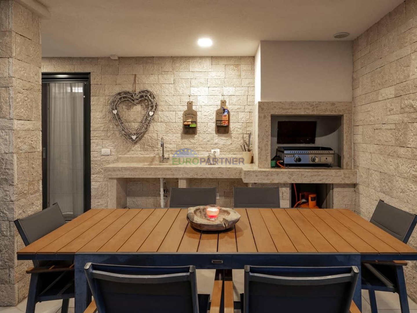 Villa with a pool, sauna, and jacuzzi, 8 km from Poreč