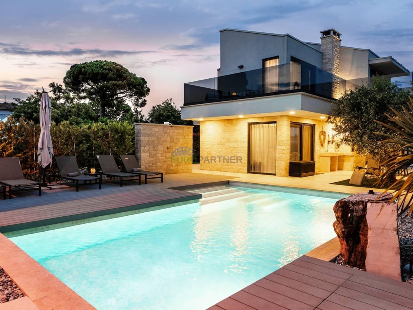 Villa with a pool, sauna, and jacuzzi, 8 km from Poreč