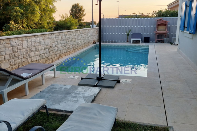 Istria, Novigrad, single-story house with a pool in an attractive location.