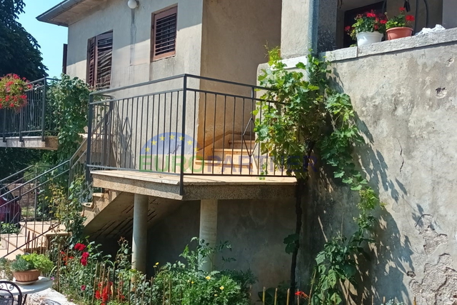 Istria, Sveti Lovreč, casa con giardino