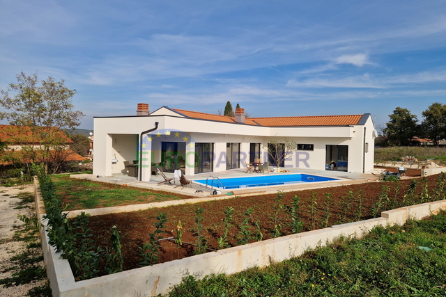 Istria, vicinity of Rovinj, beautiful single-storey house with pool