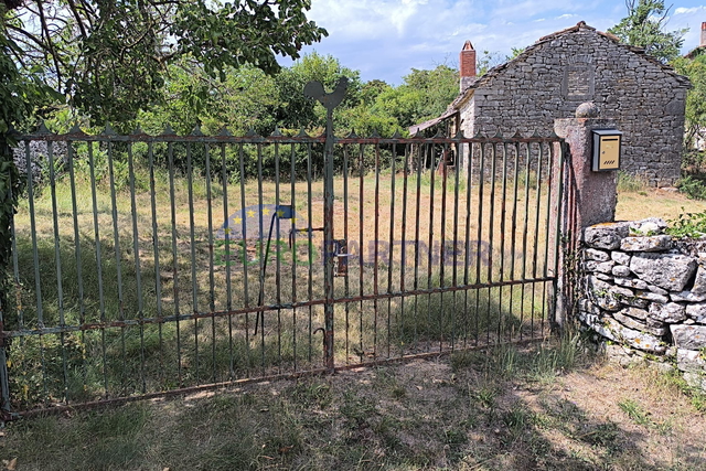 Occasione eccezionale! Terreno edificabile di 2511 m2 e vecchia casa in pietra