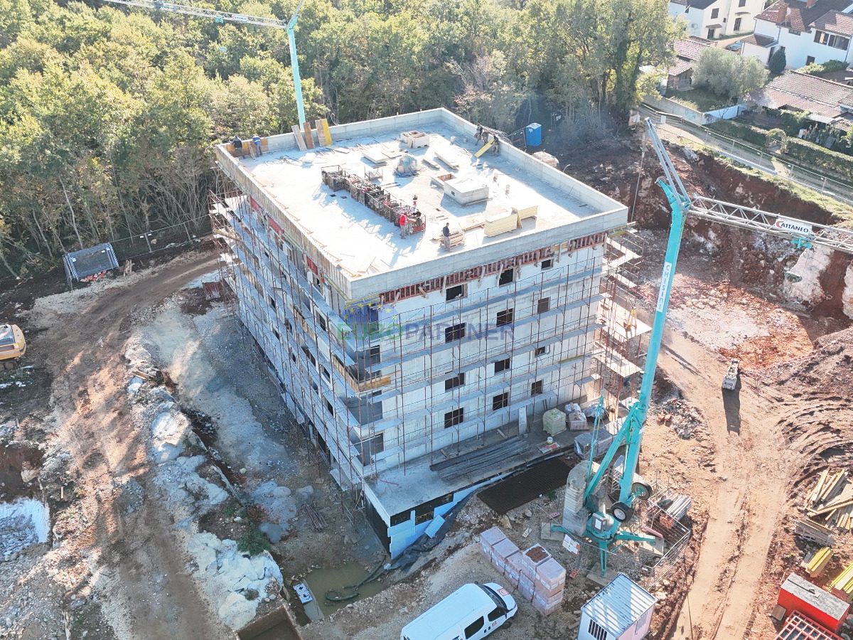 Istra&comma; Pore&ccaron;&comma; stan u prizemlju luksuzne novogradnje