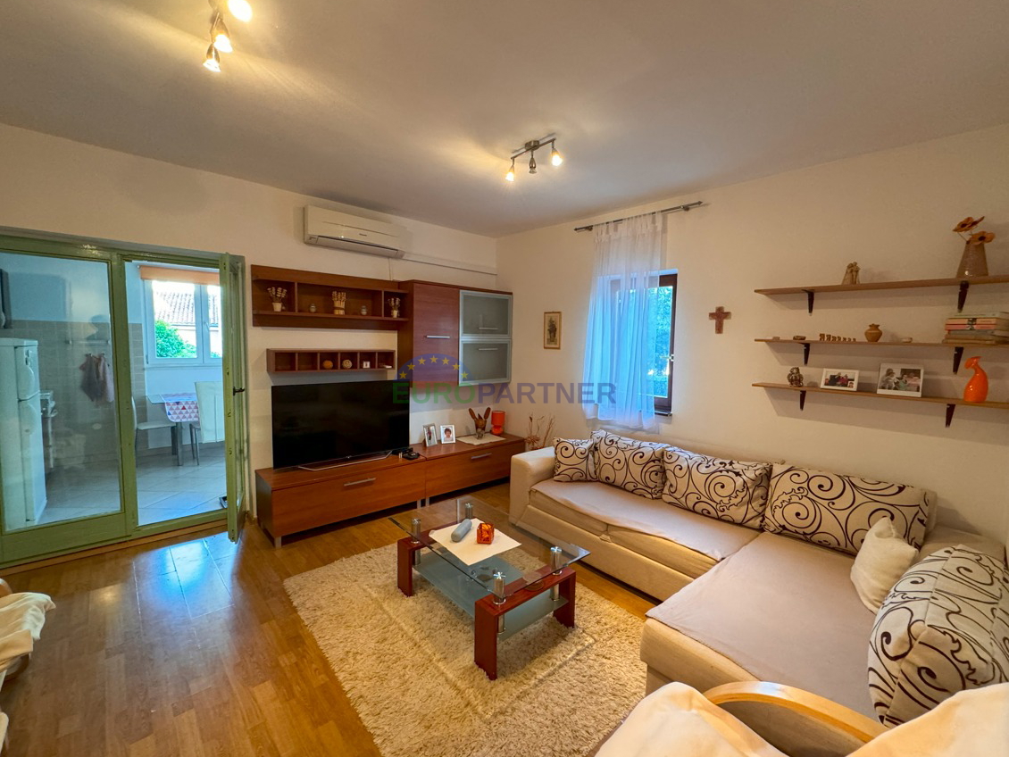 Istrien&comma; Novigrad&comma; eine Wohnung mit Garten in der N&auml;he des Meeres