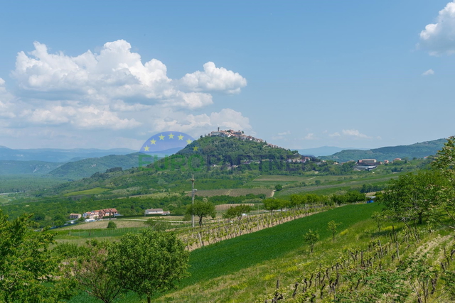 Građevinsko i poljoprivredno zemljište s pogledom na Motovun, Istra