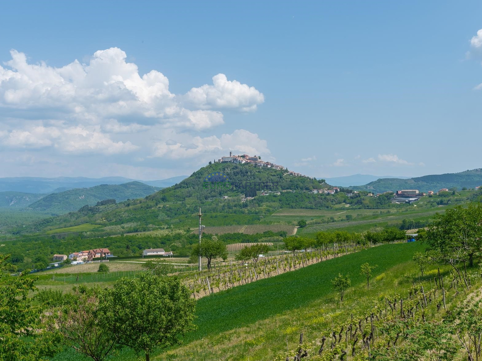 Građevinsko i poljoprivredno zemljište s pogledom na Motovun