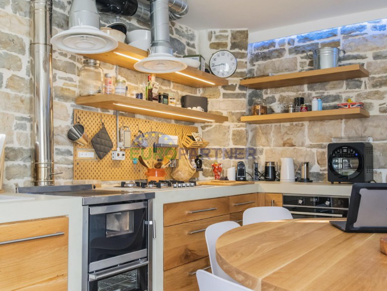 Istria, Tenuta esclusiva nel cuore di Grožnjan – completa privacy e posizione unica