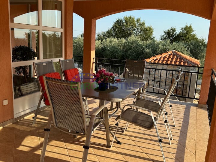 Freistehendes Haus mit Einliegerwohnung und Meerblick, Poreč, Istrien