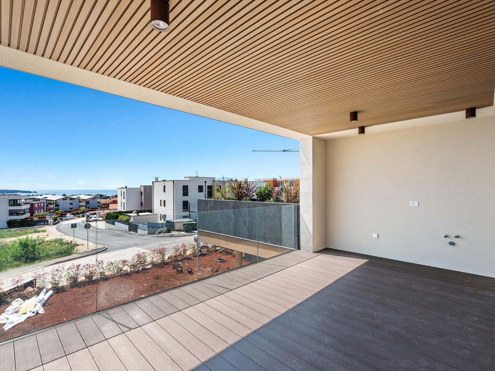 Istra, Novigrad, moderan stan na prvom katu luksuzne zgrade